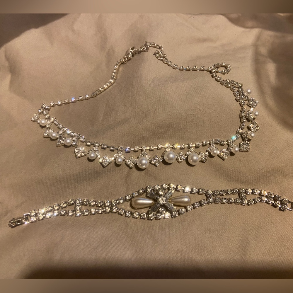 Elegant  vintage rhinestone  and Pearl necklace / bracelet Set